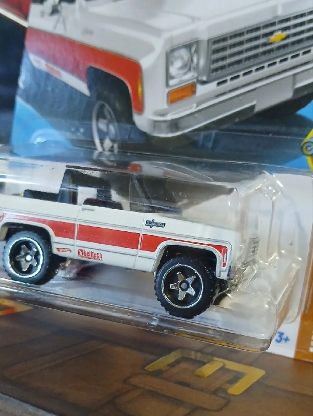 Keychain Hot Wheels '75 Chevy Blazer Custom - White with Red Stripe